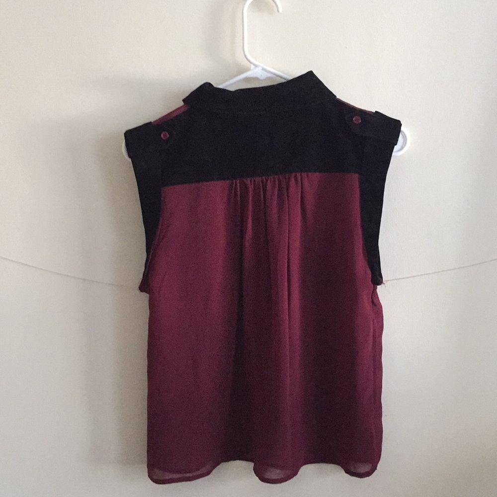 Sleeveless button up blouse - Picture 2 of 2